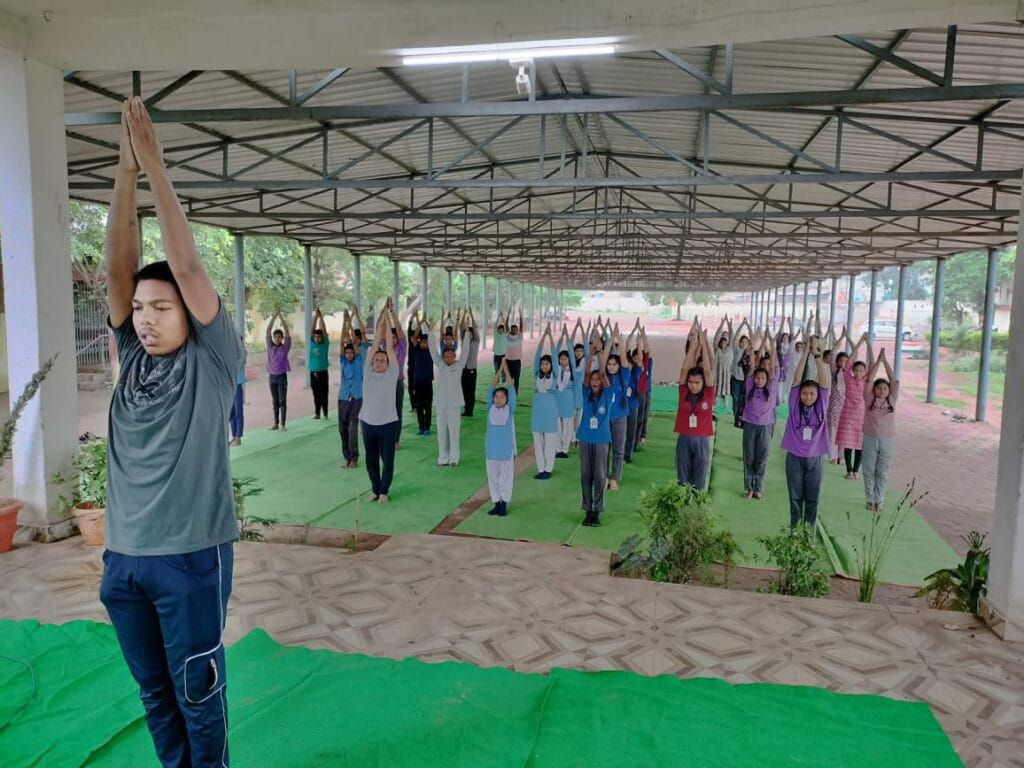 बद्री नारायण बगड़िया उच्चतर माध्यमिक विद्यालय नेवरा मे अंतर्राष्ट्रीय योग दिवस के अवसर पर योग का आयोजन Img 20250621 Wa00458788822400749974601