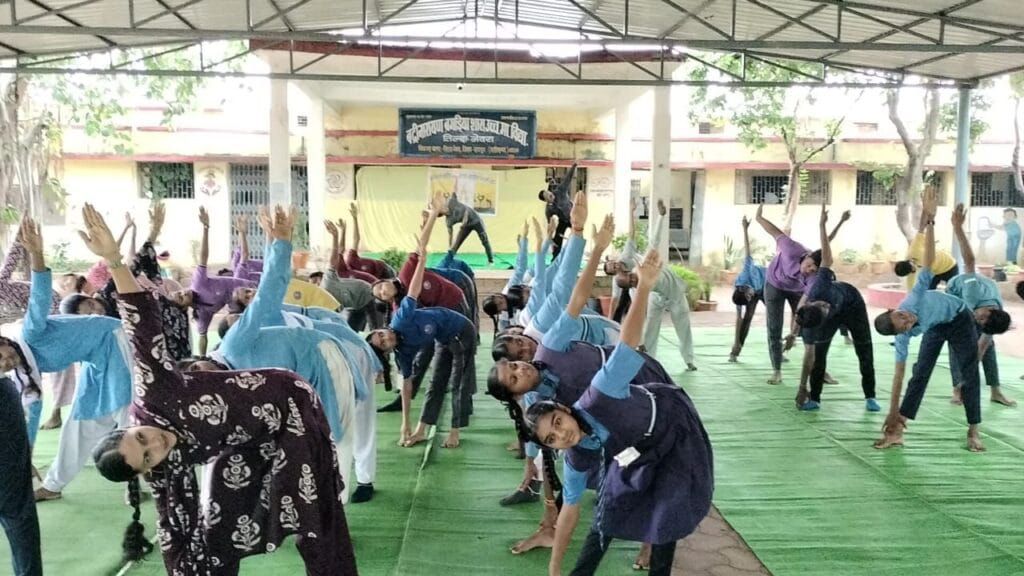 बद्री नारायण बगड़िया उच्चतर माध्यमिक विद्यालय नेवरा मे अंतर्राष्ट्रीय योग दिवस के अवसर पर योग का आयोजन Img 20250621 Wa00463549888559837671121