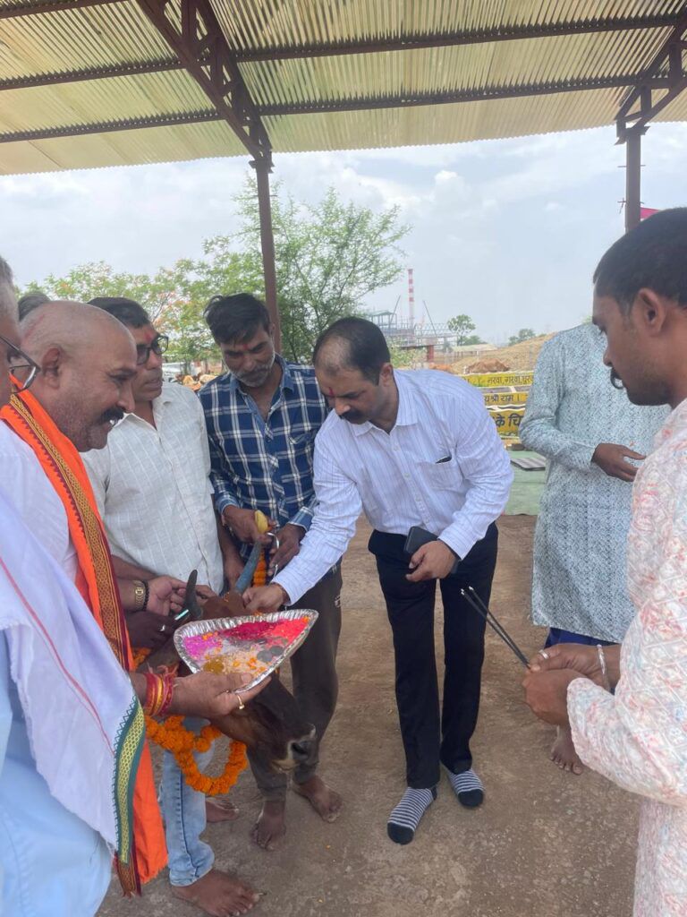 बाबा बैदनाथ इस्पात लिमिटेड उद्योग ने ग्राम पंचायत गैतरा ताराशिव के गौठान को लिया गोद 10 लाख की लागत से किया शेड निर्माण Img 20250603 Wa0019 768x10242632290667923665098 1