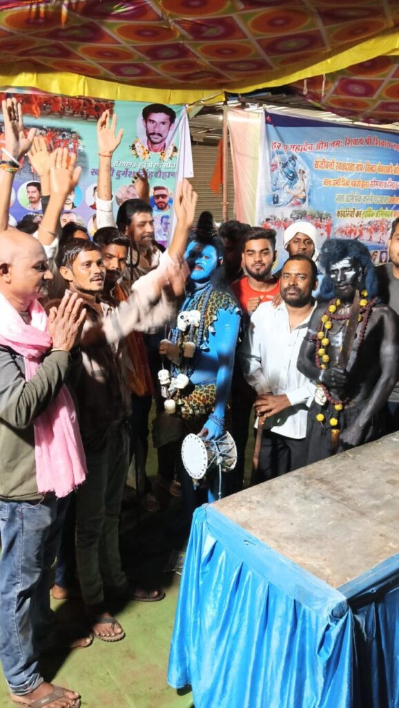 तिल्दा नेवरा समाज सेवी संस्था संजीवनी रक्तदाता संघ द्वारा आयोजित भंडारे मे काँवरियों ने किया जलपान शिव भक्ति मे डूबे सारे सदस्य Img 20250729 Wa0013 768x13615521225828094328733 1 578x1024