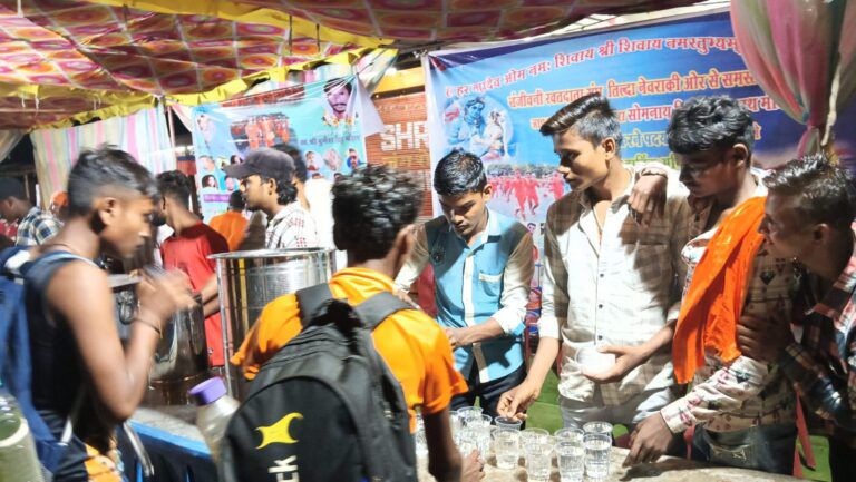 तिल्दा नेवरा समाज सेवी संस्था संजीवनी रक्तदाता संघ द्वारा आयोजित भंडारे मे काँवरियों ने किया जलपान शिव भक्ति मे डूबे सारे सदस्य Img 20250729 Wa00149142455220895429910 768x4337322264333785281041 1