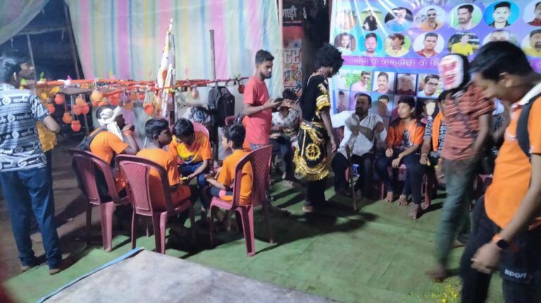 तिल्दा नेवरा समाज सेवी संस्था संजीवनी रक्तदाता संघ द्वारा आयोजित भंडारे मे काँवरियों ने किया जलपान शिव भक्ति मे डूबे सारे सदस्य Img 20250729 Wa0015274173021890228327 768x4317668999800611732390 1