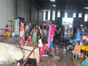 खरोरा स्थित एक मसरूम कंपनी मे महिला एवं बाल विकास विभाग की टीम ने मारा छापा 97 लोगों का रेस्क्यू Whatsapp Image 2025 07 11 At 124430 Am 2 17521762292424582894907935412