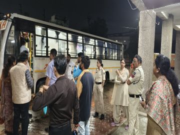 खरोरा स्थित एक मसरूम कंपनी मे महिला एवं बाल विकास विभाग की टीम ने मारा छापा 97 लोगों का रेस्क्यू Whatsapp Image 2025 07 11 At 12753 Am 17521775176279822280598488649