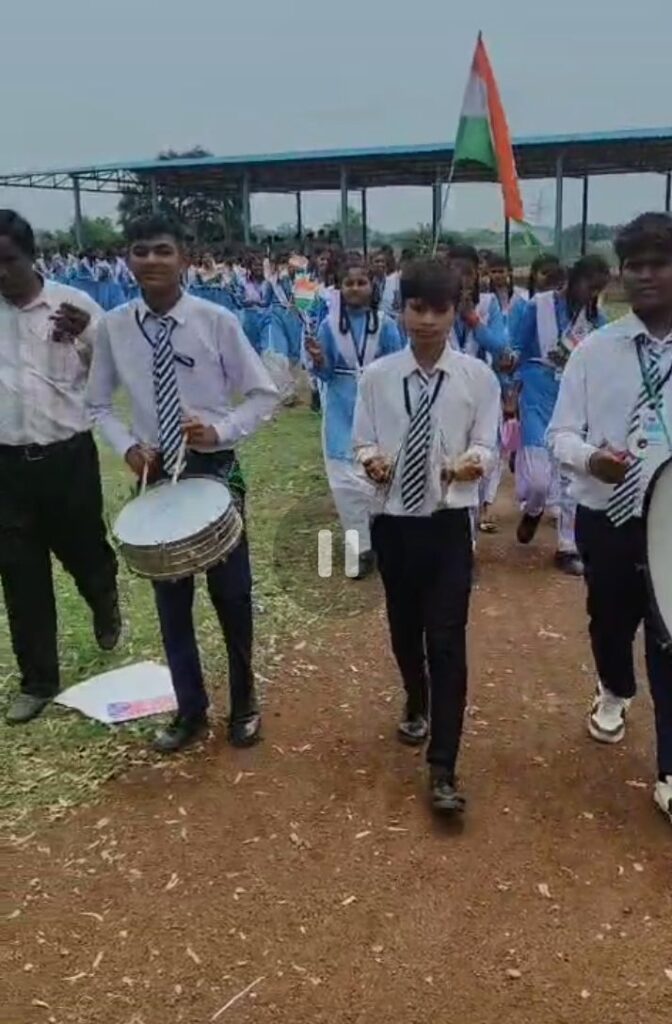 शासकीय उच्चतर माध्यमिक विद्यालय सासाहोली से "हर घर तिरंगा" अभियान के तहत स्कूली छात्रों द्वारा निकाली भव्य तिरंगा यात्रा , Image Editor Output Image205502390 17550946144514357987752060823614 672x1024