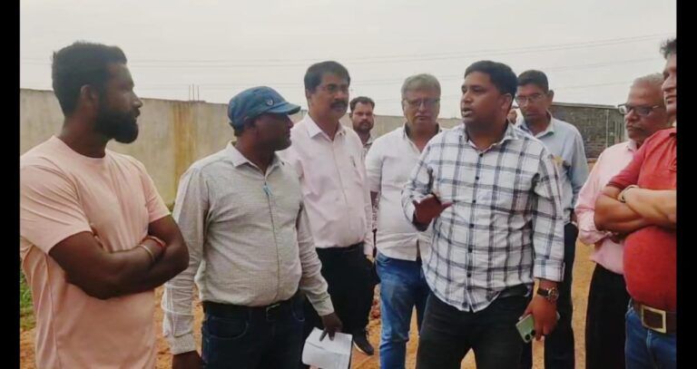 बहेसर गांव में बदबू फैलने की शिकायत पर प्रशासन की कार्यवाही, एक गोदाम से कीड़ों के पालन पर हुआ खुलासा Img 20250810 Wa0096 768x4078601757157259551500 1