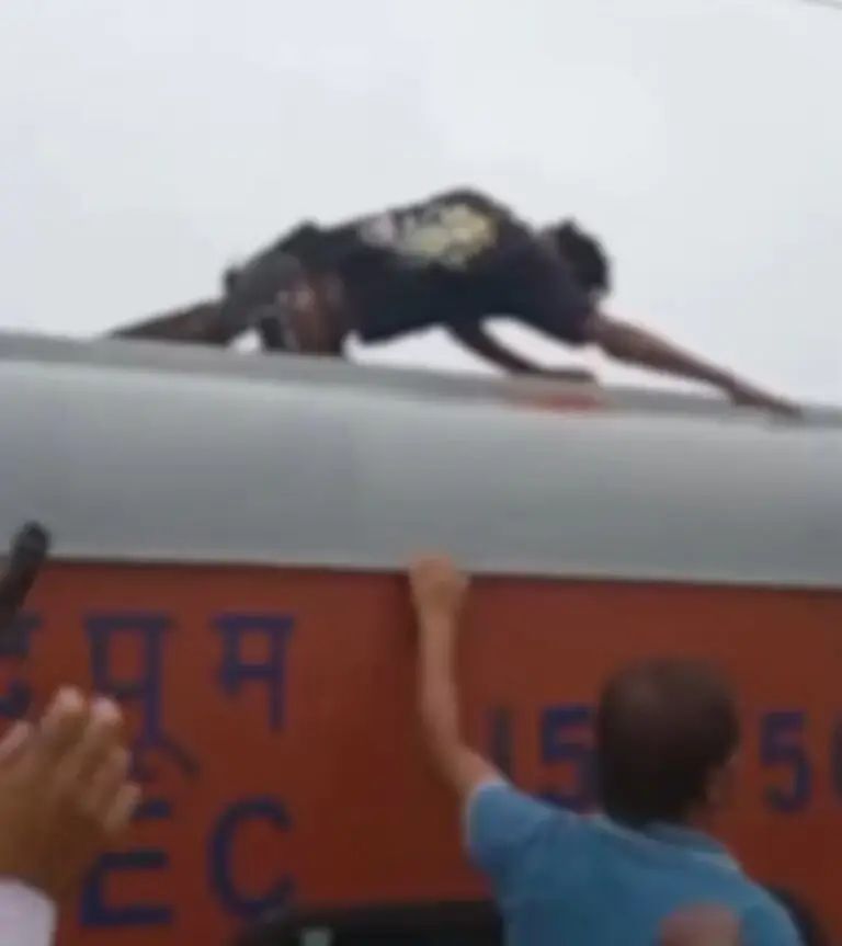 बिलासपुर: वंदे भारत एक्सप्रेस की सफाई के दौरान बड़ा हादसा, एक ठेका सफाईकर्मी करंट लगने से झुलसा ,हालत नाजुक Screenshot 20250824 065231 Gallery 768x8637225536426784129037 1