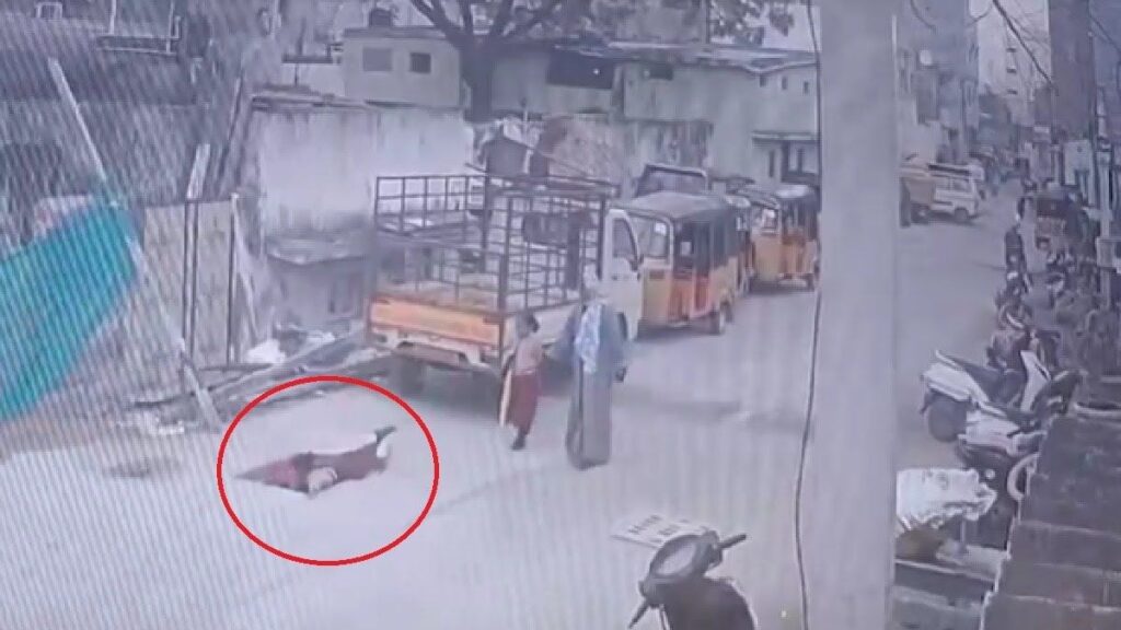 हैदराबाद मे दर्दनाक लापरवाही, खुले मैनहोल में गिरी बच्ची, मां और राहगीर की सूझबूझ से बची जान 68c28b466fda1 Girl Fell In Manhole 114136635 16x92933746149816708286 1 1024x576
