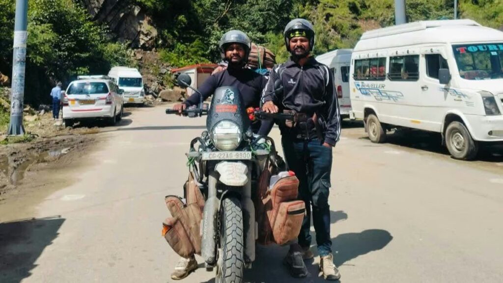 बलौदाबाजार के दो युवाओं ने रचा इतिहास: बाइक से की चारधाम यात्रा, 4400किलोमीटर का कठिन सफर किया पूरा Image Editor Output Image 185982943 17583815742901805548160638599974 1024x576