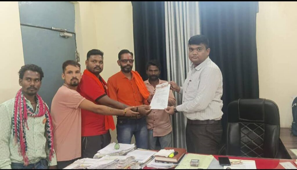 शिवसेना तिल्दा-नेवरा ने बिजली दरों और गंदगी के खिलाफ सौंपा ज्ञापन, जनहित के मुद्दों पर प्रशासन को घेरा Image Editor Output Image1180506519 17582665221042274699772255292198 1024x585