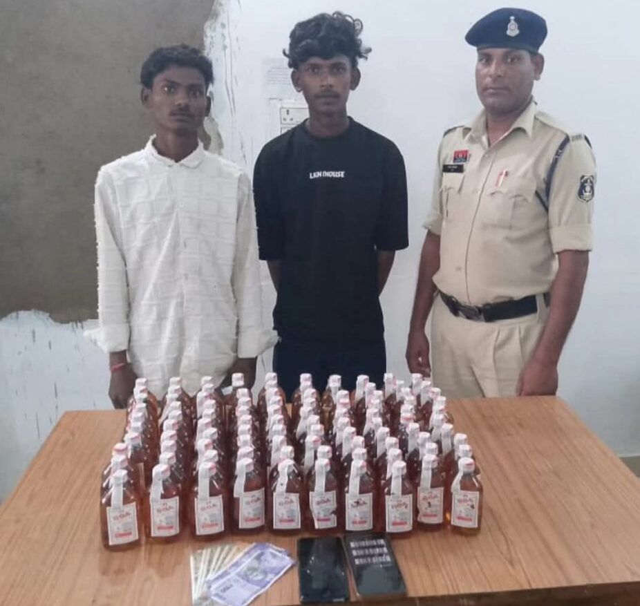 समाधान सेल की सूचना पर बड़ी कार्रवाई: बलौदाबाजार में अवैध शराब बेचने दो युवक रंगे हाथ गिरफ्तार 100 पाव गोवा व्हिस्की और नकद ₹3400 जब्त Image Editor Output Image1224808351 1758618284884952722573892800284
