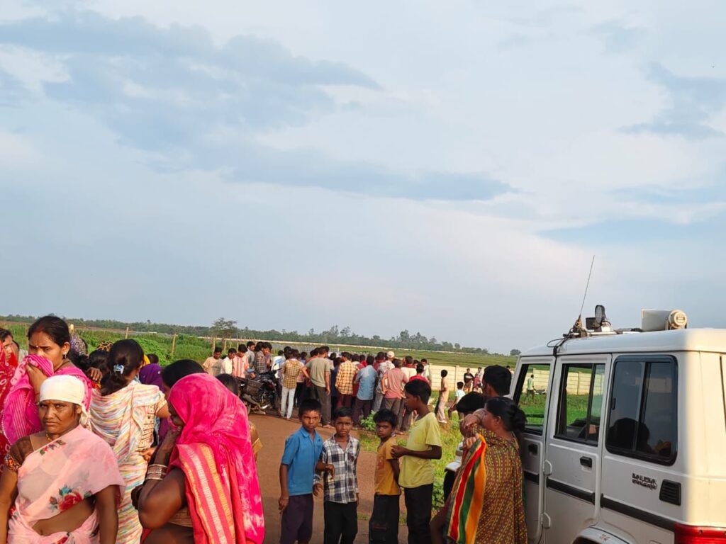 तिल्दा-नेवरा: 12 दिन से लापता किशोर का शव संदिग्ध हालत में मिला, हत्या की आशंका से गांव में फैली सनसनी Image Editor Output Image1826401690 17571673145976863772648219315274 1024x768