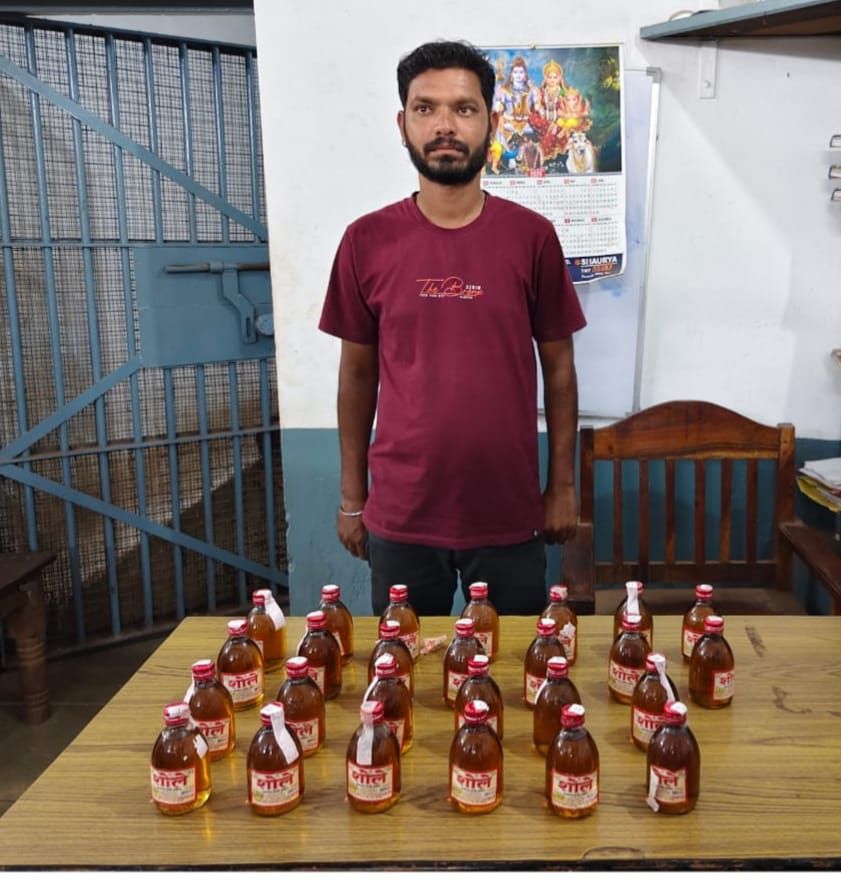 नेवरा में अवैध शराब बेचते युवक को पुलिस ने दबोचा ,26 पौवा देशी मसाला शराब जप्त Img 20250906 Wa00542034469926923916550