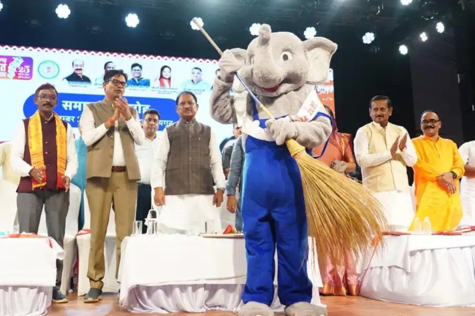रायगढ़ में “सुग्घर रायगढ़, आरूग रायगढ़' अभियान को नई उड़ान — मुख्यमंत्री ने किया स्वच्छता शुभंकर “अप्पू राजा” का लोकार्पण Img 20250910 Wa00272669168646277500951
