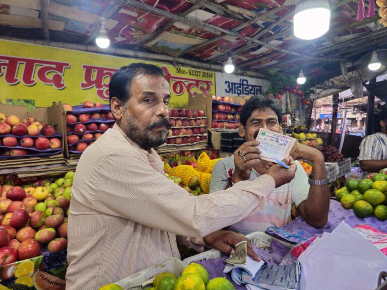 रायगढ़ : हेमू कॉलोनी सिग्नल चौक पर निगम की बड़ी कार्रवाई: 8 किलो से अधिक सिंगल यूज प्लास्टिक जब्त, 16 दुकानदारों पर ₹10,500 का जुर्माना Img 20250920 Wa0978 768x576736545459438855488 1