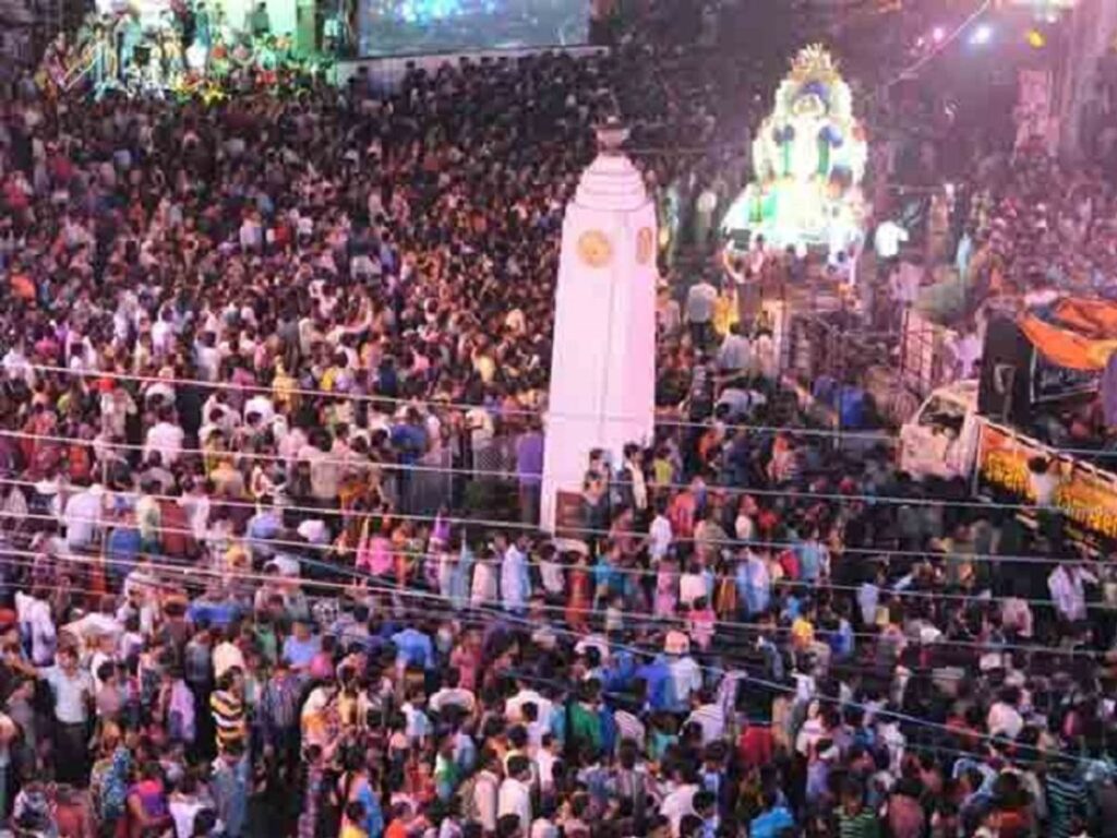 रायपुर में आज रात से गणेस विसर्जन, झांकियों की भव्य शुरुआत, सुरक्षा के कड़े इंतज़ाम Jhanki 1 16622802581097278746726039524 1024x768