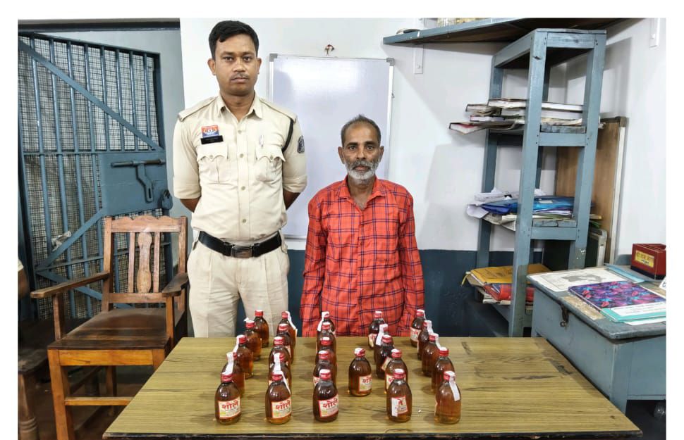 तिल्दा नेवरा पुलिस की बड़ी कार्यवाही: अवैध शराब व गांजा के साथ चार आरोपी गिरफ्तार Image Editor Output Image1899164432 17602608670768511876057020008124