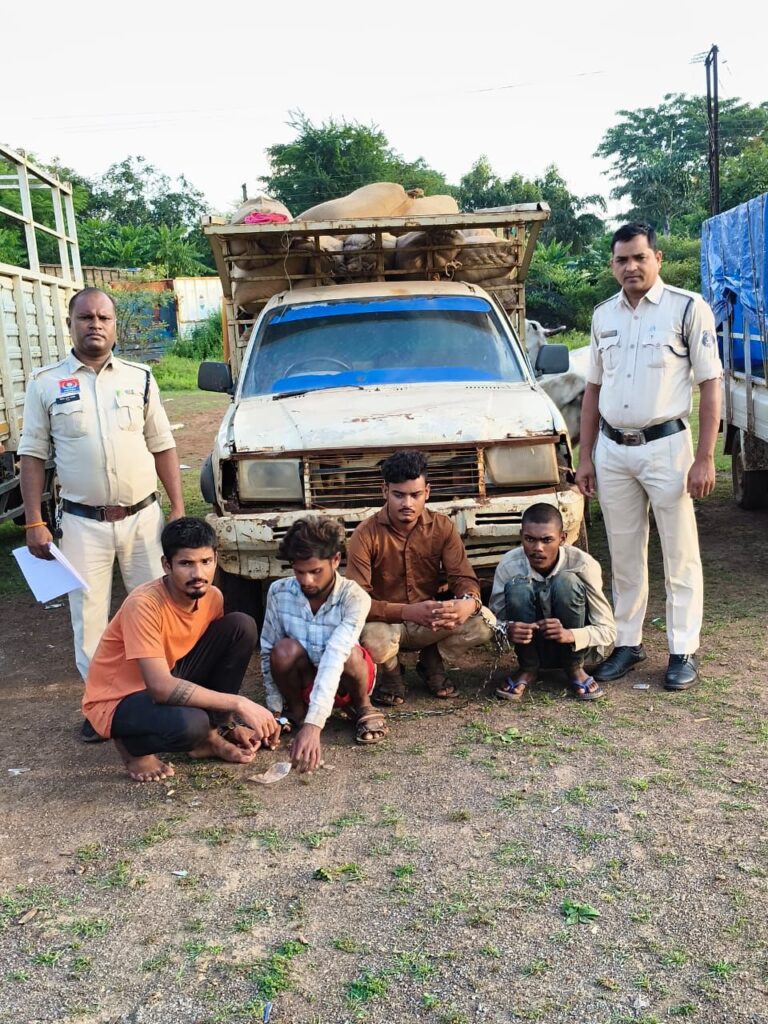 तिल्दा नेवरा कोहका धान संग्रहण केन्द्र में हुई बड़ी चोरी का पुलिस ने किया खुलासा,30 बोरी धान व पिकप वाहन जप्त, 4 आरोपी गिरफ्तार Img 20251009 Wa00088122556295217281671 768x1024