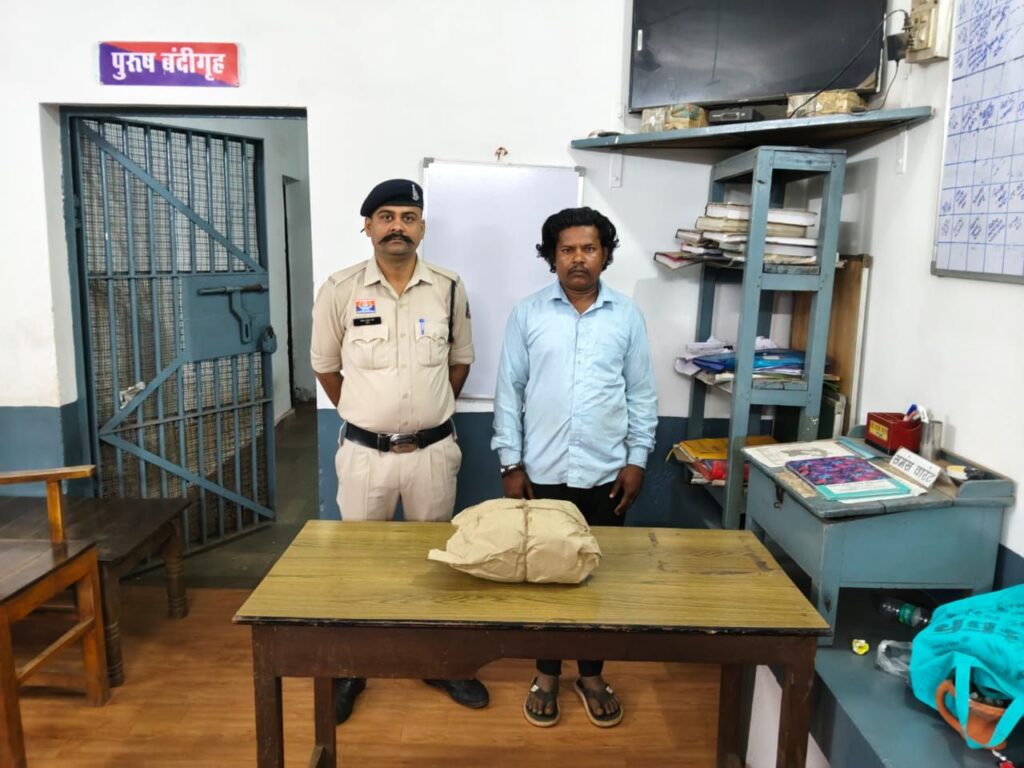 तिल्दा नेवरा पुलिस की बड़ी कार्यवाही: अवैध शराब व गांजा के साथ चार आरोपी गिरफ्तार Img 20251012 Wa00097547401612506729081 1024x768