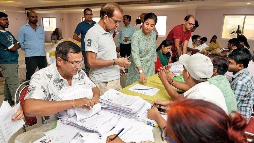 स्पेशल इंटेंसिव रिविजन (SIR) की डेडलाइन 7 दिन बढ़ी,12 राज्यों में वोटर वेरिफिकेशन अब 11 दिसंबर तक, फाइनल लिस्ट 14 फरवरी 2026 को 68dbc1f282ba0 Bihar Sir 304133143 16x92874992259482796925 1