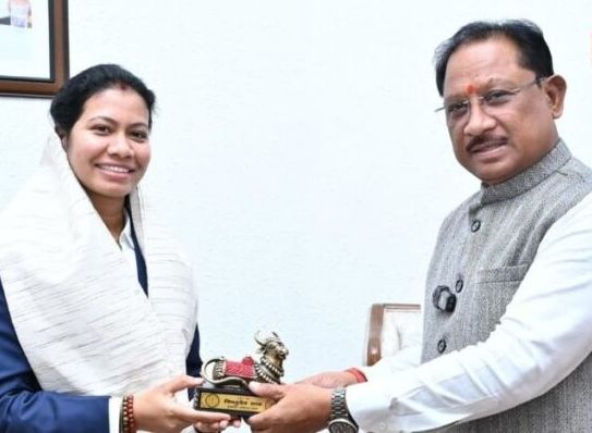 भारतीय महिला क्रिकेट टीम की फिजियोथैरेपिस्ट आकांक्षा सत्यवंशी ने मुख्यमंत्री विष्णु देव साय से की मुलाकात Image Editor Output Image969751623 17627008738216341093049667871203