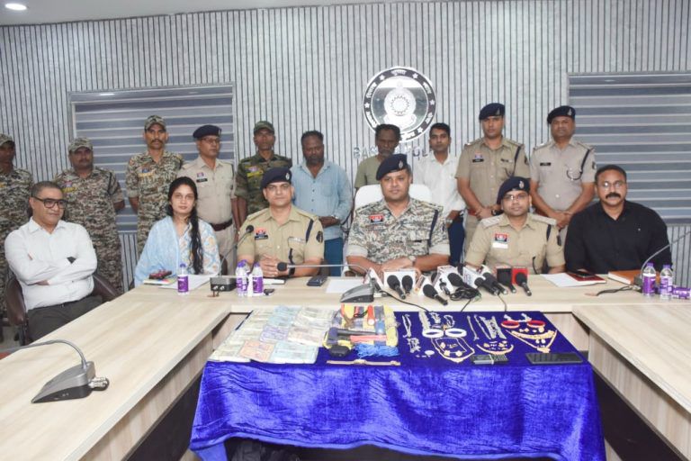 बस्तर पुलिस की बड़ी कार्रवाई — दो बांग्लादेशी चोर गिरफ्तार, लाखों के जेवर और नगदी बरामद Img 20251109 Wa0005 768x5127932616919116146848 1