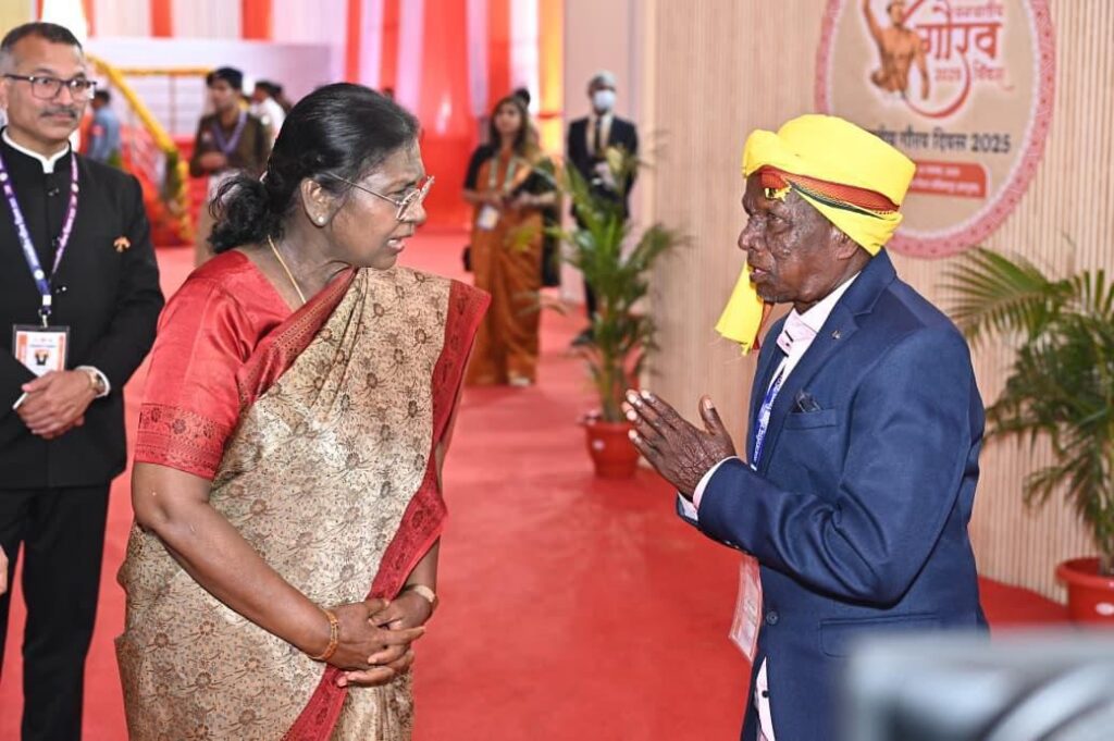 भारत की “राष्ट्रपति द्रौपदी मुर्मु ने पण्डों जनजाति के वरिष्ठ सदस्य बसन्त पण्डो से मिलकर बोली “बसन्त” आप, मेरे भी पुत्र हैं।” 73 साल पुरानी विरासत फिर हुई जीवंत Img 20251120 Wa00064088552301137594125 1024x681