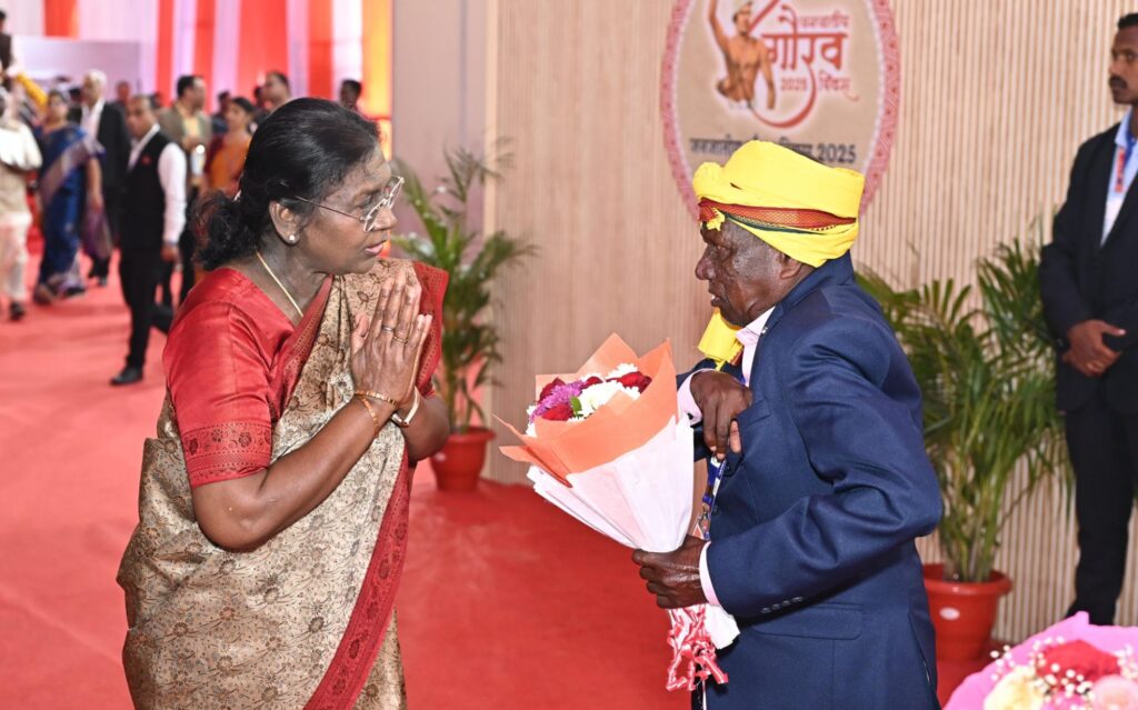 भारत की “राष्ट्रपति द्रौपदी मुर्मु ने पण्डों जनजाति के वरिष्ठ सदस्य बसन्त पण्डो से मिलकर बोली “बसन्त” आप, मेरे भी पुत्र हैं।” 73 साल पुरानी विरासत फिर हुई जीवंत Img 20251120 Wa00072643184448616098683 1024x639