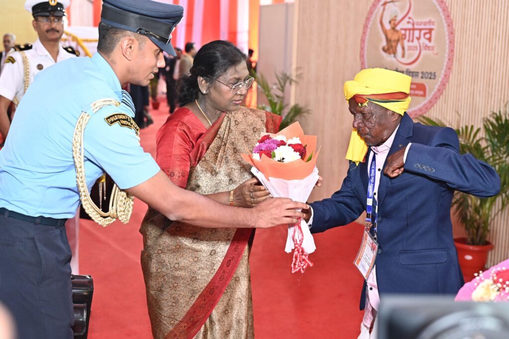 भारत की “राष्ट्रपति द्रौपदी मुर्मु ने पण्डों जनजाति के वरिष्ठ सदस्य बसन्त पण्डो से मिलकर बोली “बसन्त” आप, मेरे भी पुत्र हैं।” 73 साल पुरानी विरासत फिर हुई जीवंत Img 20251120 Wa000916374414980020575 1024x681