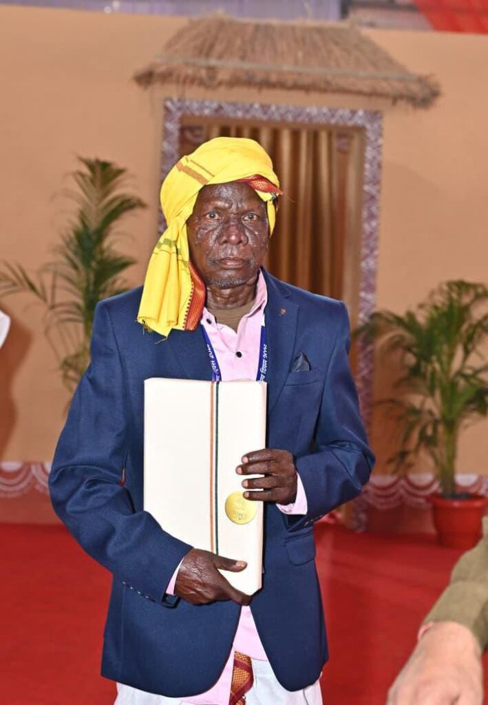 भारत की “राष्ट्रपति द्रौपदी मुर्मु ने पण्डों जनजाति के वरिष्ठ सदस्य बसन्त पण्डो से मिलकर बोली “बसन्त” आप, मेरे भी पुत्र हैं।” 73 साल पुरानी विरासत फिर हुई जीवंत Img 20251120 Wa03354222392159657288959 709x1024363550476262326690 1