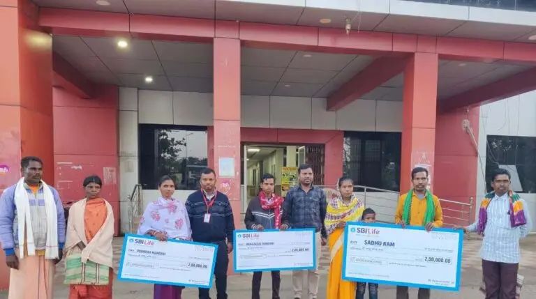 प्रधानमंत्री बीमा योजनाएँ बनीं संकट में संबल, कोंडागांव जिले के तीन परिवारों को मिली आर्थिक राहत 1766494295 39badabed615f7289725 768x4293134734038119774135 1