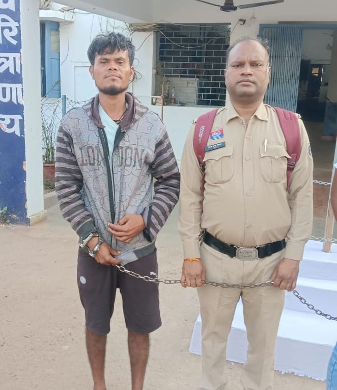 तिल्दा-नेवरा क्षेत्र अंतर्गत एक घरेलू हिंसा का मामला सामने आया है, पत्नी के साथ मारपीट करने वाले आरोपी पति को तिल्दा पुलिस ने किया गिरफ्तार, लकड़ी का बत्ता जप्त Image Editor Output Image1239134249 17668270120569081380176370903452