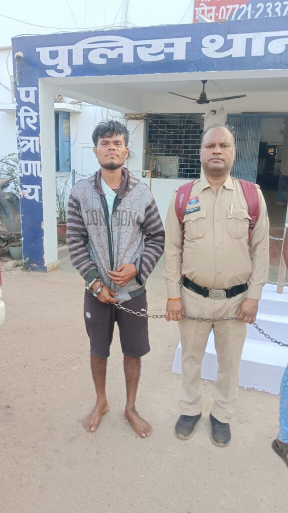 तिल्दा-नेवरा क्षेत्र अंतर्गत एक घरेलू हिंसा का मामला सामने आया है, पत्नी के साथ मारपीट करने वाले आरोपी पति को तिल्दा पुलिस ने किया गिरफ्तार, लकड़ी का बत्ता जप्त Img 20251227 Wa00074915524966519593690 576x1024