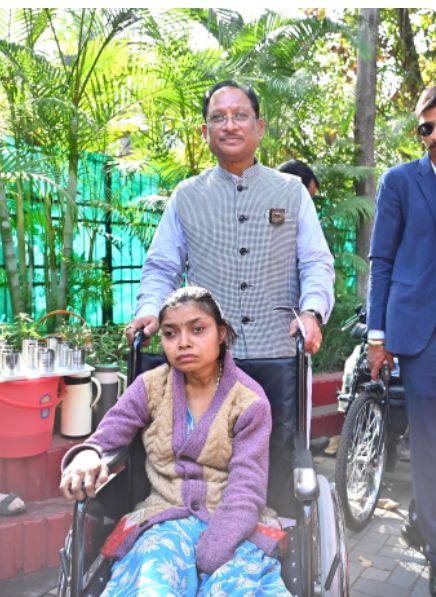 मुख्यमंत्री जनदर्शन में दिव्यांगजनों को मिली बड़ी राहत,मुख्यमंत्री श्री विष्णु देव साय ने बैटरी चालित ट्राइसिकल प्रदान कर दिखाई संवेदनशीलता Image Editor Output Image 189454868 17679376713619024755244686446824