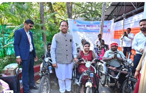 मुख्यमंत्री जनदर्शन में दिव्यांगजनों को मिली बड़ी राहत,मुख्यमंत्री श्री विष्णु देव साय ने बैटरी चालित ट्राइसिकल प्रदान कर दिखाई संवेदनशीलता Image Editor Output Image2082598416 17679377276935512500410222101461