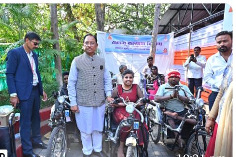 मुख्यमंत्री जनदर्शन में दिव्यांगजनों को मिली बड़ी राहत,मुख्यमंत्री श्री विष्णु देव साय ने बैटरी चालित ट्राइसिकल प्रदान कर दिखाई संवेदनशीलता Image Editor Output Image2082598416 17679378684874722243782680496403