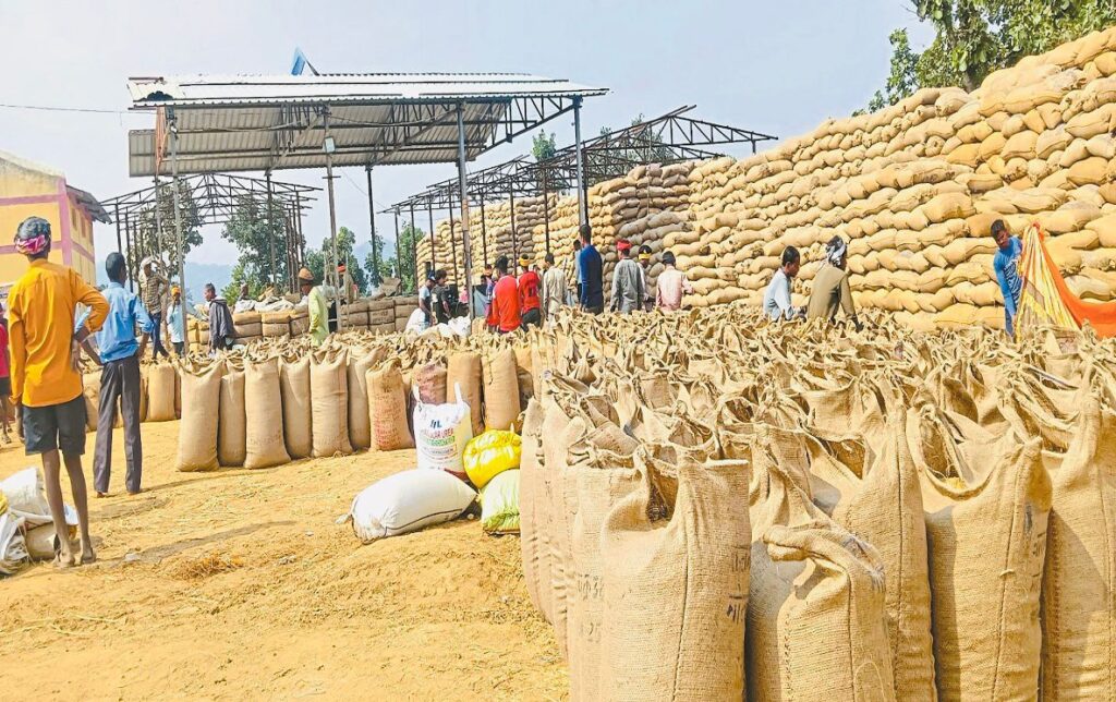 छत्तीसगढ़ धान खरीदी व्यवस्था एक बार फिर गंभीर सवालों के घेरे में ,सहकारी समिति छिंदिया में 3000 बोरी धान गायब,लगभग 40 लाख का घोटाला उजागर Img 20260106 Wa00454932241120155931695 1024x644