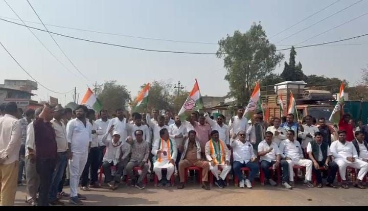 राष्ट्रपिता महात्मा गांधी जी की पुण्यतिथि पर कांग्रेसियों का चक्का जाम ,मनरेगा और धान खरीदी को लेकर सरकार पर साधा निशाना Img 20260131 Wa00247935960646004096848