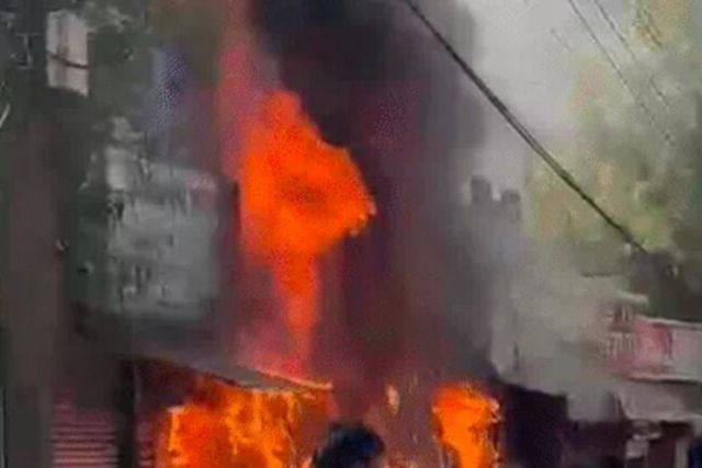 आग का कहर: प्रताप चौक की कपड़ा दुकान धू-धू कर जली, तीन दुकानों में तबाही; लाखों का नुकसान Image Editor Output Image 499773906 17741842122277890148530340261718