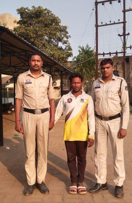 आपरेशन निश्चय के तहत तिल्दा पुलिस की बड़ी कार्रवाई: अवैध शराब, अवैध हथियार बरामद, 11 लोगों पर कार्रवाई Image Editor Output Image1161410333 17730665165578964432995990822664