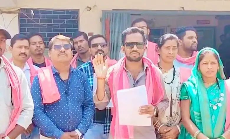 तिल्दा-नेवरा में डा. खूबचंद बघेल की मूर्ति से तोड़फोड़, क्षेत्र में आक्रोश, 20 तारीख को आंदोलन की चेतावनी Img 20260312 Wa0002 780x4708067618694246772107 1